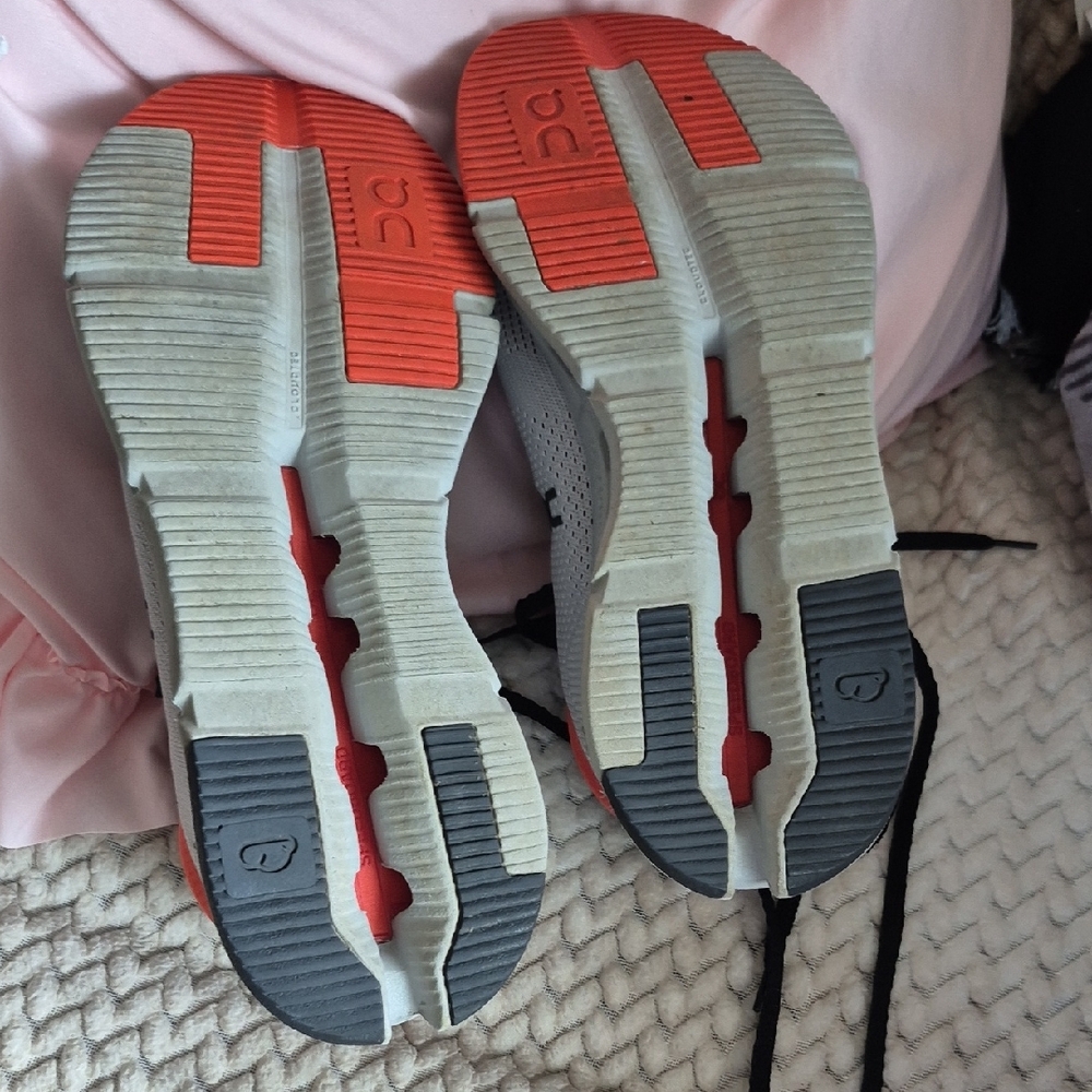 On Running White and Orange Sneakers Modern Design - Picture 4 of 5